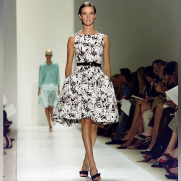 ^$5,000 OSCAR DE LA RENTA ICONIC WHITE FLORAL PLEAD SILK RUNW DRESS US S - Picture 11 of 15